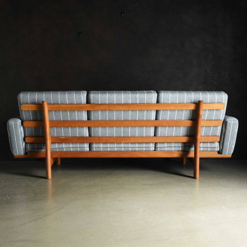 Hans J. Wegner / 3 seater sofa GE236